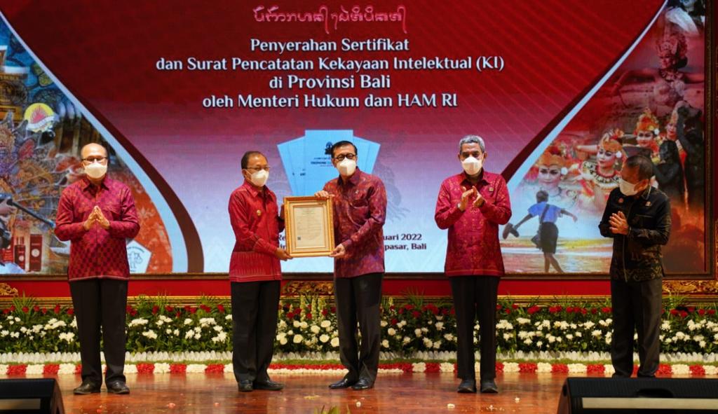 Yasonna Serahkan Surat Pencatatan Ciptaan dan Sertifikat Merek Masyarakat Bali