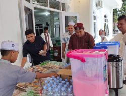 Masjid Agung Solihin, Bagi-Bagi Ratusan Takjil Selama Ramadhan