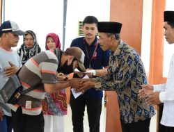 Ratusan Petugas Kebersihan di OKI Terima Zakat