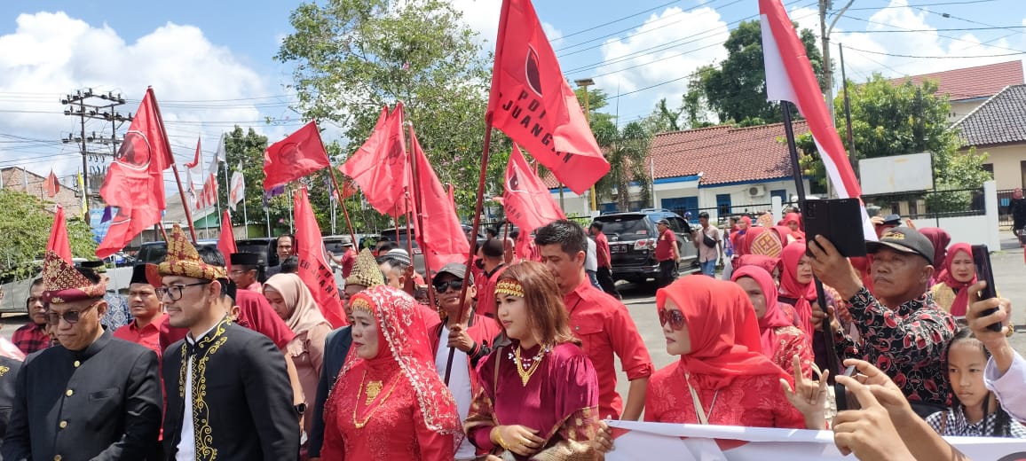 Kenakan Pakaian Adat Daerah, PDIP Daftarkan Bacaleg ke KPU OKI