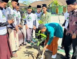 Sukarelawan SDG Beri Pelatihan Para Santri Cara Budi Daya Pohon Mangga