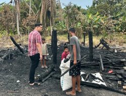 Anggota DPRD OKI Muhammad Akbar Sambangi Rumah Lansia di Celikah yang Terbakar Tidak Tersisa