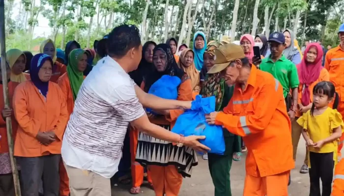Herman Deru Bantu Petugas Kebersihan Prabumulih yang Tak Terima THR