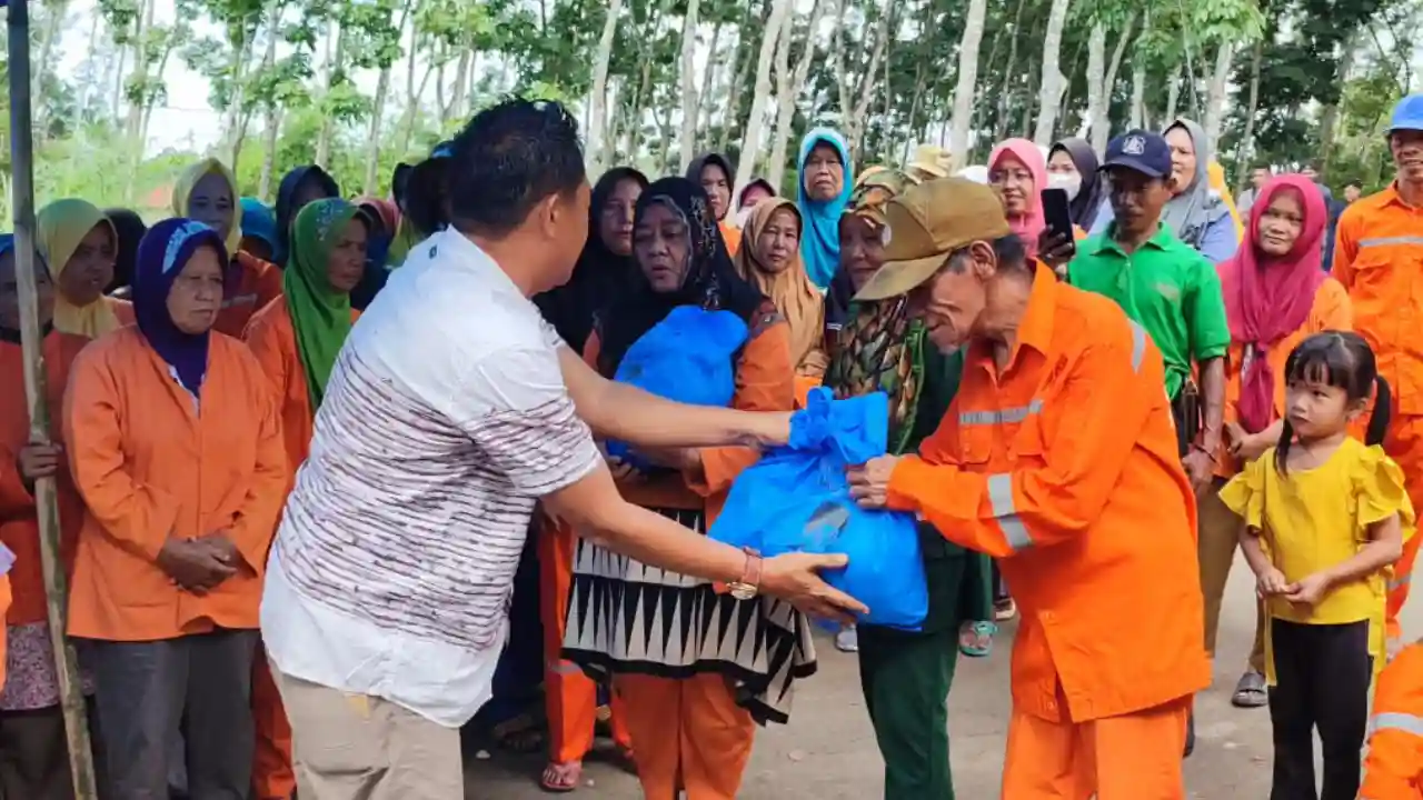 Herman Deru Bantu Petugas Kebersihan Prabumulih yang Tak Terima THR