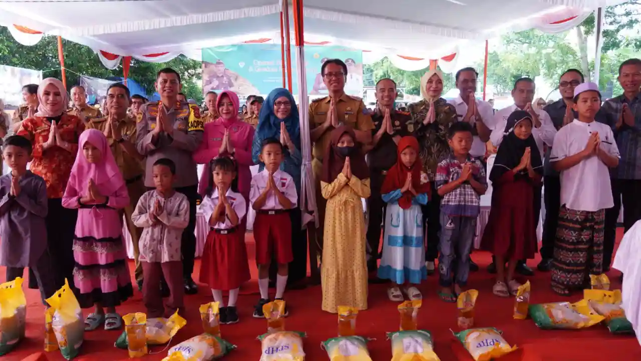 Jelang Hari Raya, Pemkab dan Kejari OKI Gencarkan Pasar Murah dan Bantu Anak Yatim