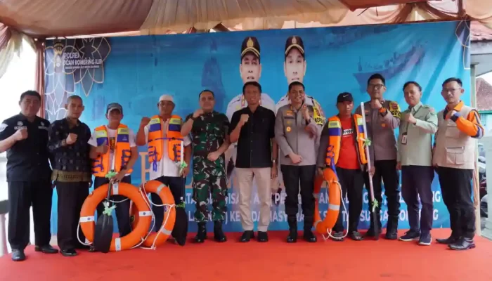 Utamakan Keselamatan, Pemkab OKI dan Polres Bagikan Life Jacket untuk Wisata Air Cakat Stempel