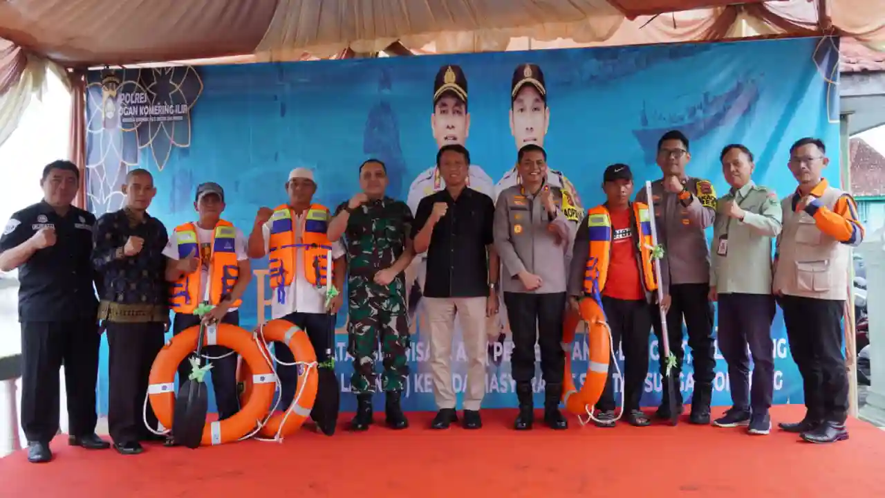 Utamakan Keselamatan, Pemkab OKI dan Polres Bagikan Life Jacket untuk Wisata Air Lebaran