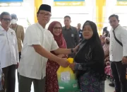 Pj. Bupati OKI Salurkan 550 Paket Sedekah ASN untuk Kaum Dhuafa