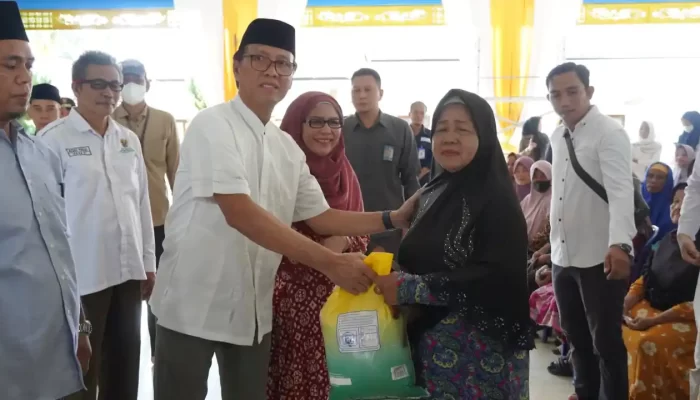 Pj. Bupati OKI Salurkan 550 Paket Sedekah ASN untuk Kaum Dhuafa