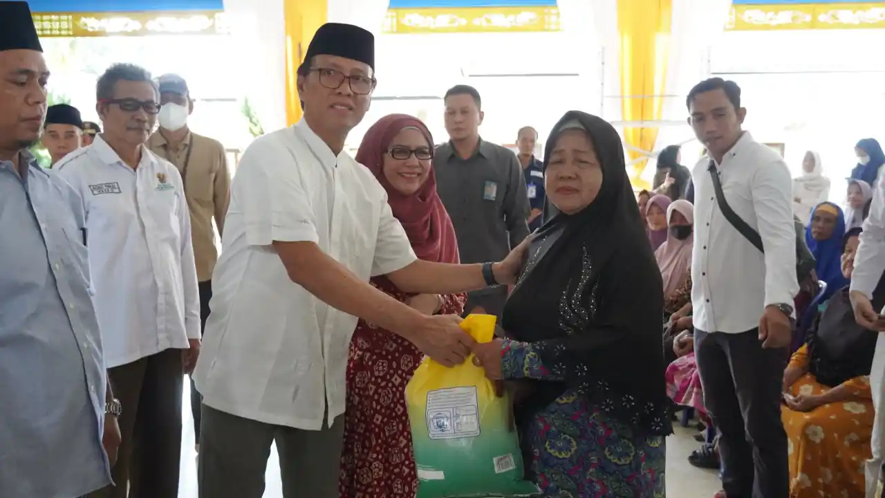 Pj. Bupati OKI Salurkan 550 Paket Sedekah ASN untuk Kaum Dhuafa