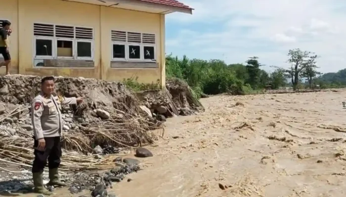 Banjir Bandang Hantam Empat Lawang, Sawah Siap Panen Ludes, SMP Nyaris Roboh