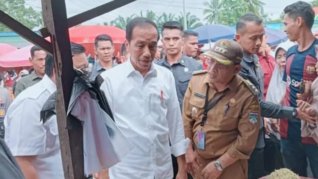 Jokowi Tinjau Harga Sembako dan Infrastruktur di Pasar Lawang Agung Muratara