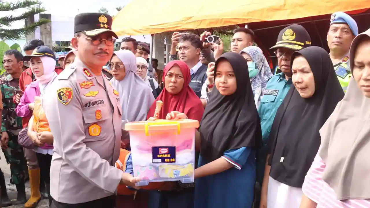 Kapolda Sumbar Tinjau Langsung Lokasi Bencana Banjir Lahar Dingin di Agam, Koordinasi Penanganan dan Salurkan Bantuan