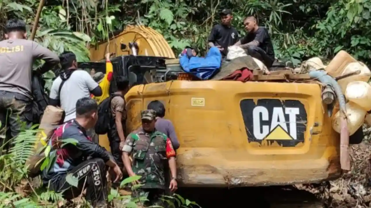 Penertiban PETI di Hutan Bungo, Polda Jambi Lumpuhkan Ekskavator Usai Jalan Kaki 5 Jam