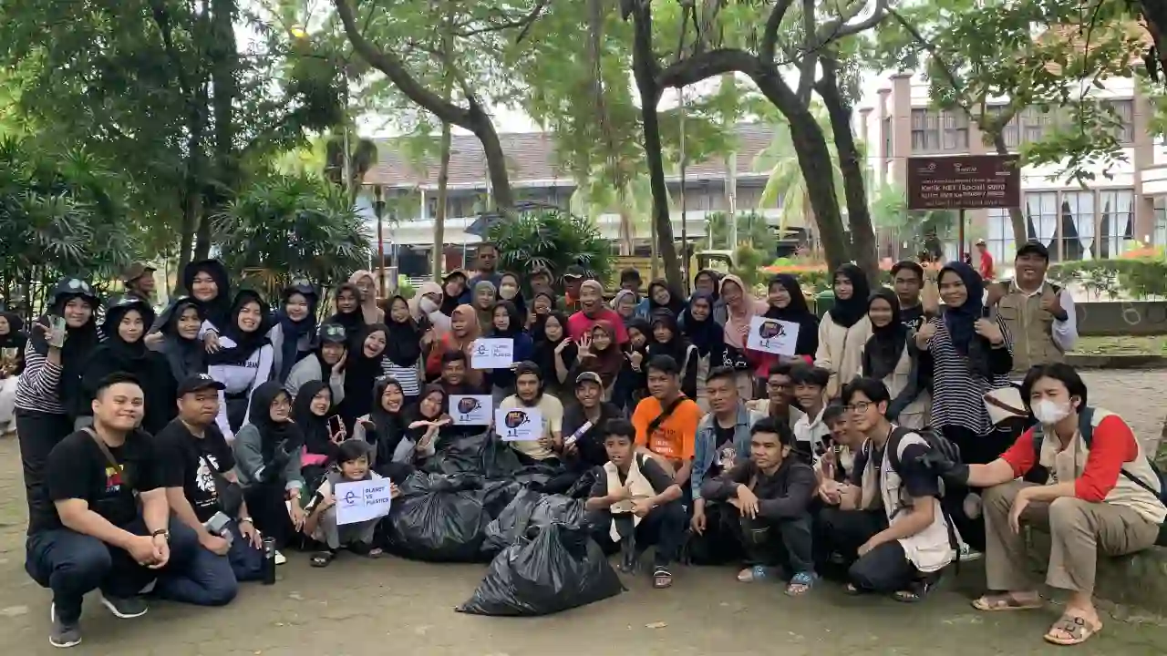 Peringati Hari Bumi, WCD Sumsel Galang Aksi Bersih-Bersih dan Kesadaran Lingkungan di Kambang Iwak Palembang