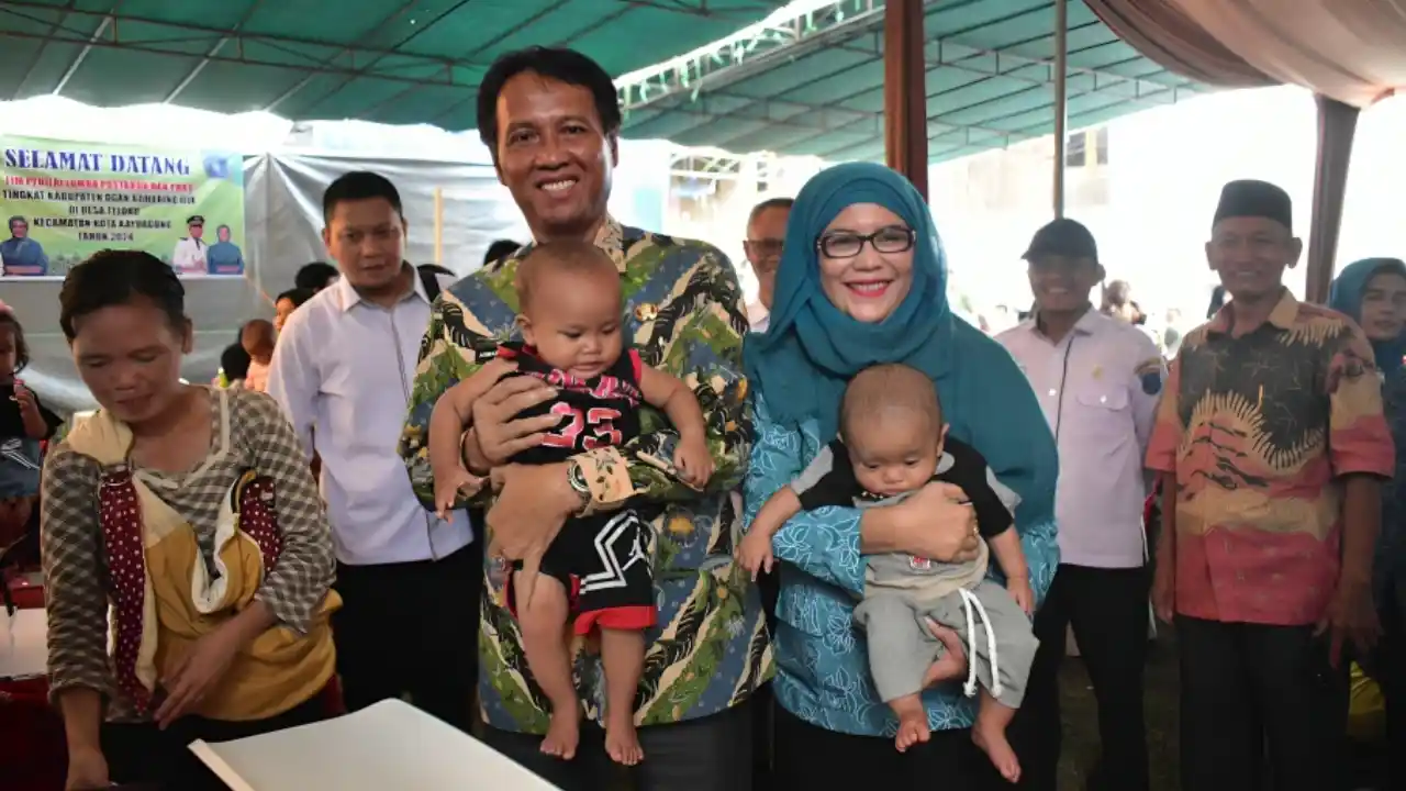 Pj Bupati OKI Turun Langsung Atasi Stunting, Beri Bantuan Gizi dan Pantau Perkembangan Anak
