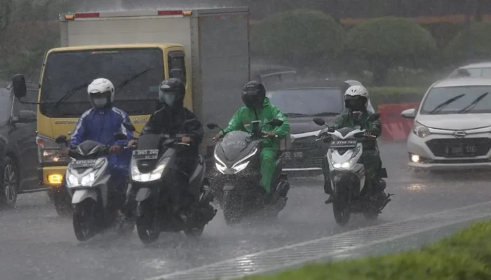 Hujan Petir Mengancam OKU Timur, BMKG Sumsel Imbau Warga Waspada