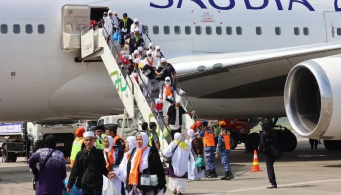 Jemaah Haji Palembang Kloter Pertama Tiba dengan Senyum Bahagia, Disambut Hangat di Bandara SMB II