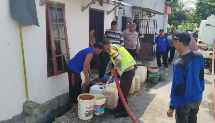 Kemarau Melanda Sumsel, Warga Kesulitan Air Bersih, Polisi Turun Tangan