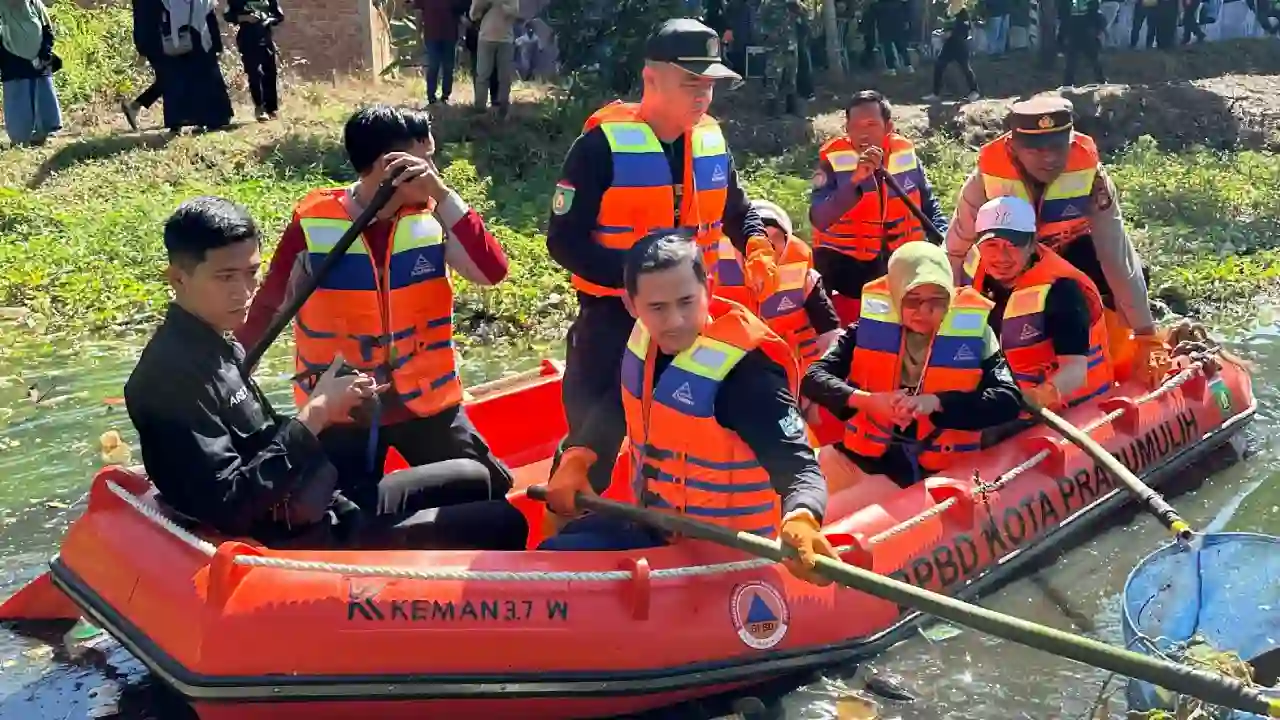 PLN Bersihkan Sungai Kelekar, Ubah 5 Ton Sampah Jadi Berkah