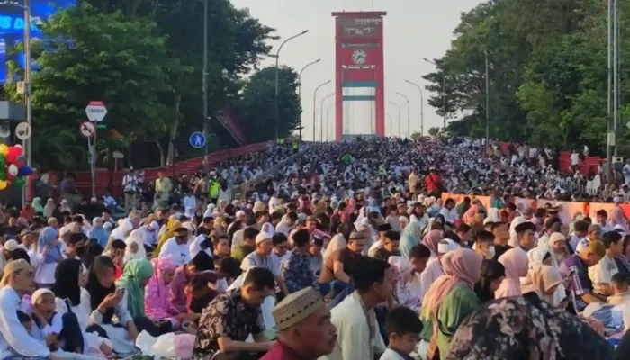 Ribuan Jemaah Padati Masjid Agung Palembang untuk Salat Idul Adha 1455 H