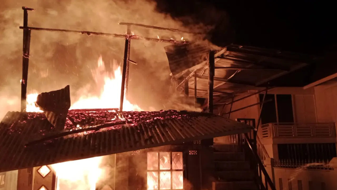 Si Jago Merah Mengamuk di Tengah Malam, Dua Rumah Panggung di Kayuagung Ludes Terbakar