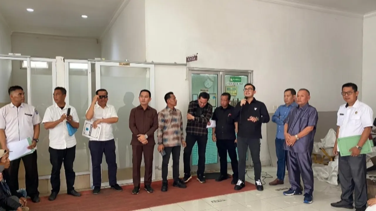 DPRD OKI Gelar Silaturahmi dan Beri Bantuan untuk Petugas Kebersihan DLH