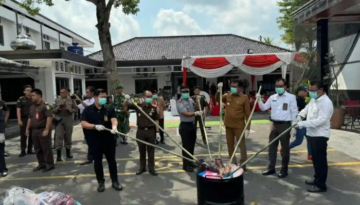 OKI Bersih dari Barang Bukti Kejahatan, Kejari dan Pemkab Bersinergi Memusnahkan Ratusan Bukti Pidana