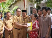 Pj Bupati OKI Turun Tangan, Beri Bantuan dan Semangat untuk Korban Kebakaran di Desa Serinanti