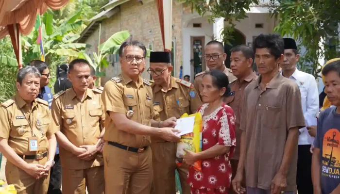 Pj Bupati OKI Turun Tangan, Beri Bantuan dan Semangat untuk Korban Kebakaran di Desa Serinanti