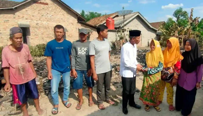 Dja’far Shodiq, Calon Bupati OKI, Berikan Harapan Baru bagi Nenek Korban Kebakaran