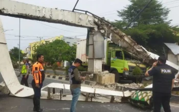 Gerbang Selamat Datang Kota Prabumulih Ambruk, Ditabrak Truk Kontainer