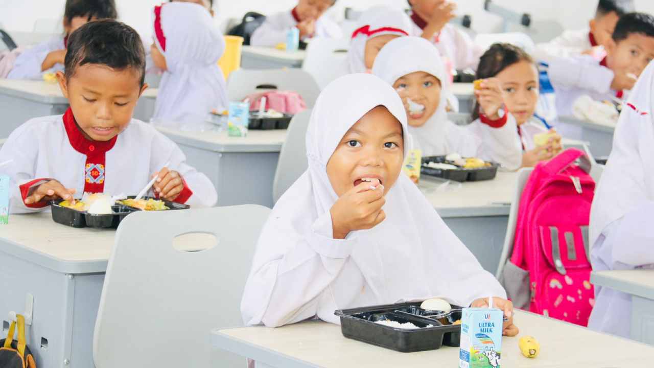 Polda Sumsel Implementasikan Program Makan Siang Gratis dan Bergizi untuk Siswa SD, Wujudkan Generasi Emas Indonesia