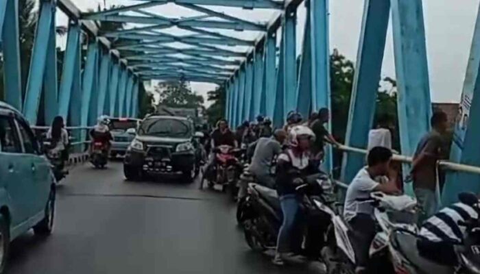 Penampakan Buaya di Sungai Komering Picu Kemacetan di Jembatan Kayuagung