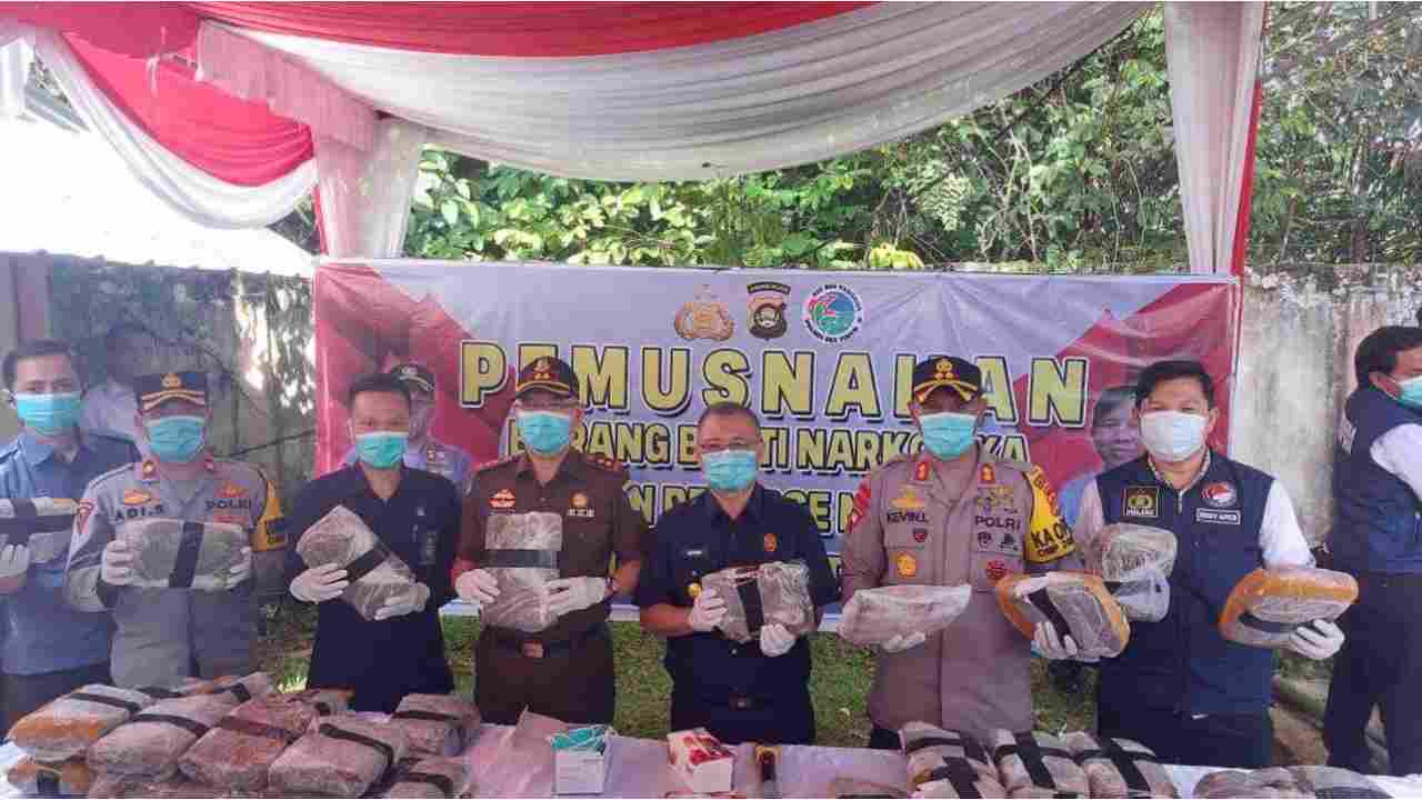 Polres OKU Timur Musnahkan 35 Kg Ganja Kering, Komitmen Berantas Narkoba