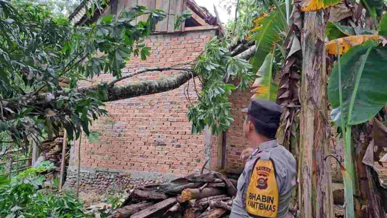 Puluhan Rumah Rusak Diterjang Puting Beliung di OKU, Sumatera Selatan