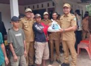 Pj Bupati OKU Salurkan Bantuan untuk Korban Angin Puting Beliung di Semidang Aji