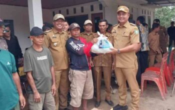 Pj Bupati OKU Salurkan Bantuan untuk Korban Angin Puting Beliung di Semidang Aji