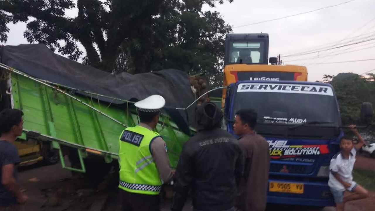 Tragedi Pagi di Jalintim Palembang-Betung, Tabrakan Beruntun Sebabkan Kemacetan Panjang