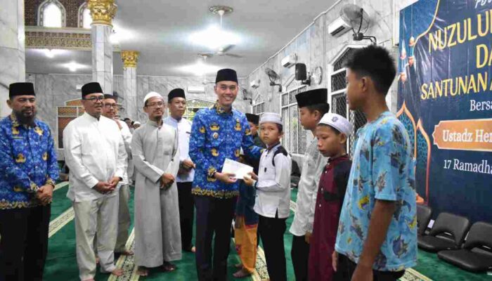 Bupati OKI Hadiri Peringatan Nuzulul Qur’an dan Santuni 150 Anak Yatim di Kayuagung
