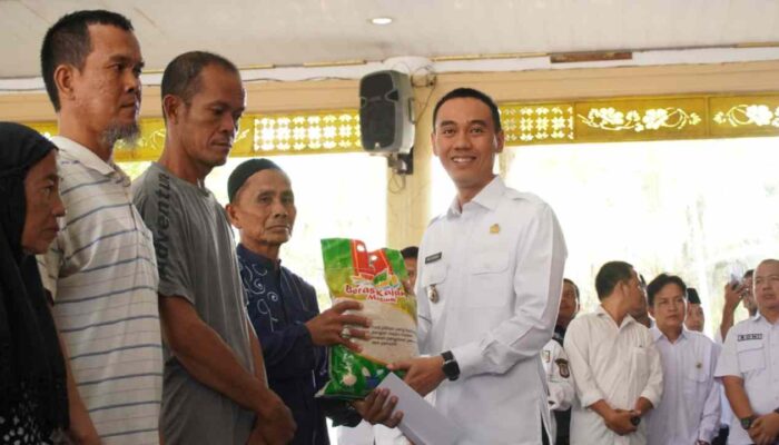 Bupati OKI Salurkan Lebih dari Seribu Paket Beras untuk Warga Kurang Mampu Lewat Program Bismilah