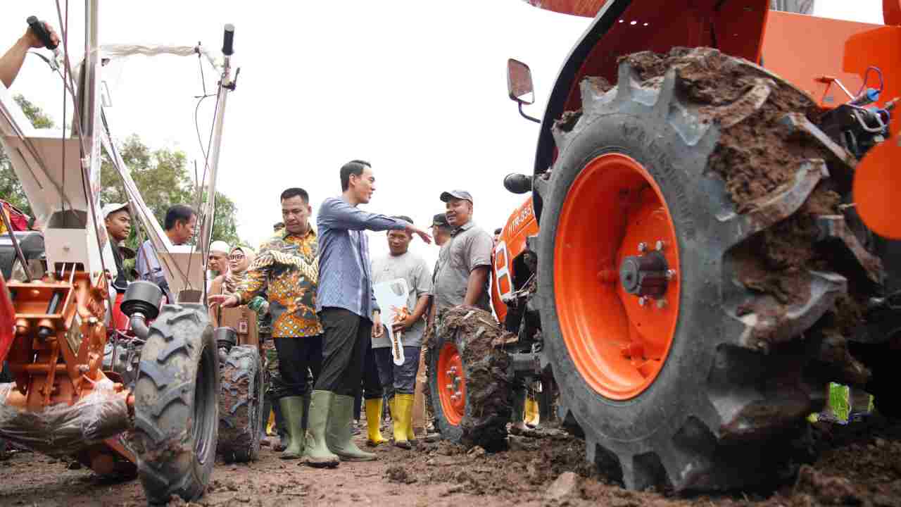 Dukung Target Swasembada Pangan Prabowo, Bupati OKI Salurkan Ratusan Alsintan kepada Petani Air Sugihan