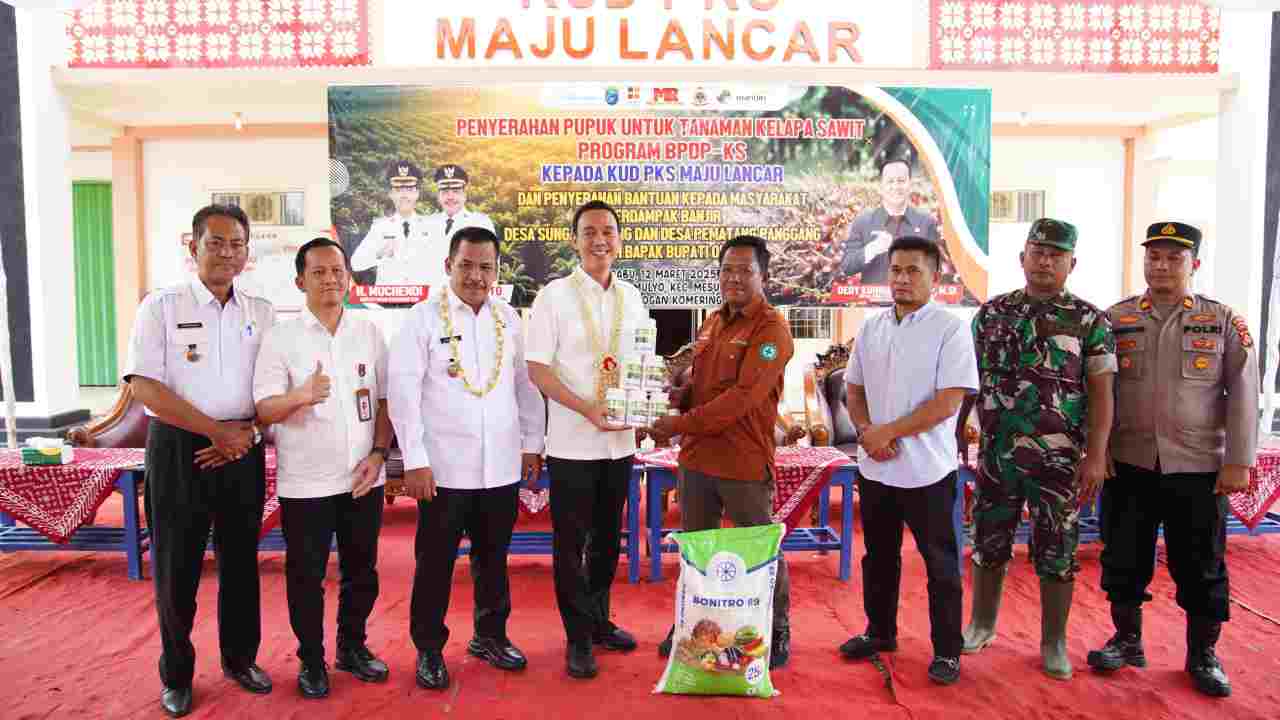 Gercep Bupati Muchendi Salurkan Pupuk untuk Petani Sawit OKI, Program Prioritas Terealisasi