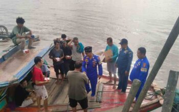 Kehangatan Ramadan di Sungai Musi, Polairud Polda Sumsel Bagi Takjil untuk Masyarakat Pesisir