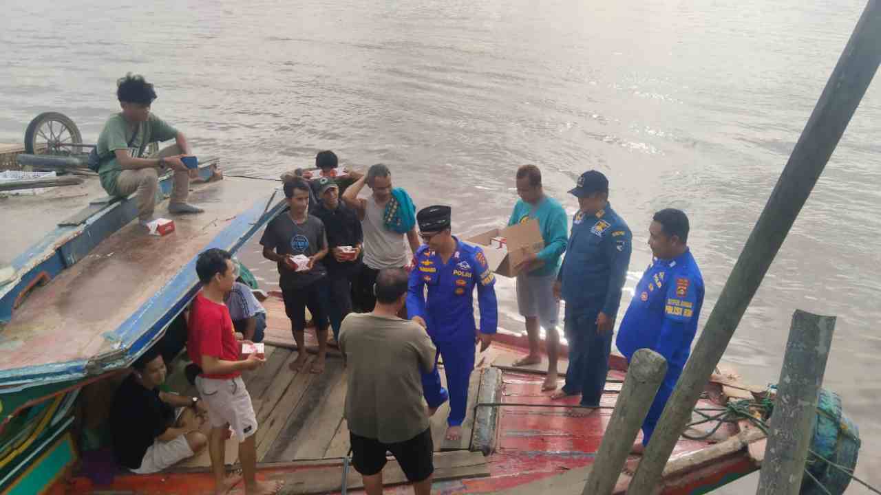 Kehangatan Ramadan di Sungai Musi, Polairud Polda Sumsel Bagi Takjil untuk Masyarakat Pesisir