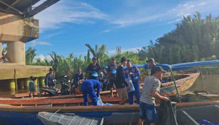 Pembagian takjil yang berlangsung di wilayah perairan Karang Agung Tengah P.13 berjalan dengan lancar dan tertib