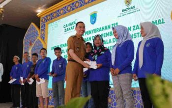 Pemkab OKI Gandeng Baznas Salurkan Zakat dan Sedekah kepada Ratusan Petugas Kebersihan Jelang Lebaran