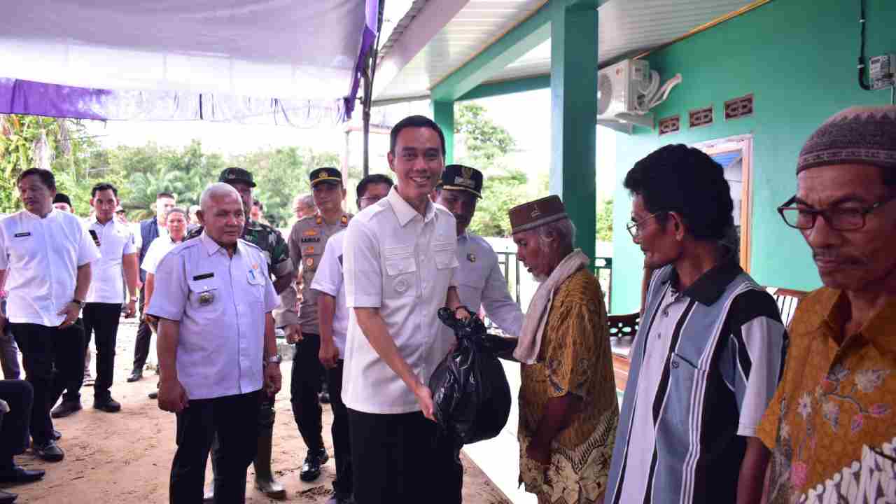 Pemkab OKI dan Sampoerna Agro Ulurkan Tangan, Salurkan Bantuan untuk Korban Banjir Pematang Panggang