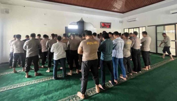 Polres OKI Gelar Sholat Ghaib untuk Tiga Anggota Polri yang Gugur di Lampung