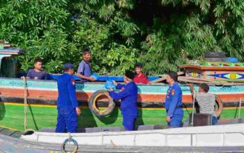 Sentuhan Manis Polairud Polda Sumsel di Senja Ramadan, Bagikan Takjil untuk Nelayan Banyuasin